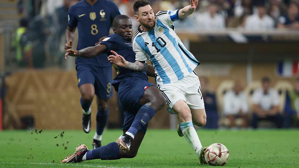 Dayot Upamecano setzt zum Tackling gegen Lionel Messi an im WM-Finale 2022