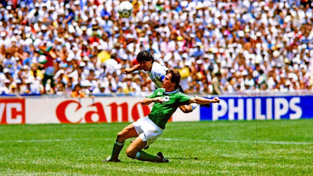 Lothar Matthäus im Zweikampf mit Diego Maradona während des WM-Finales 1986