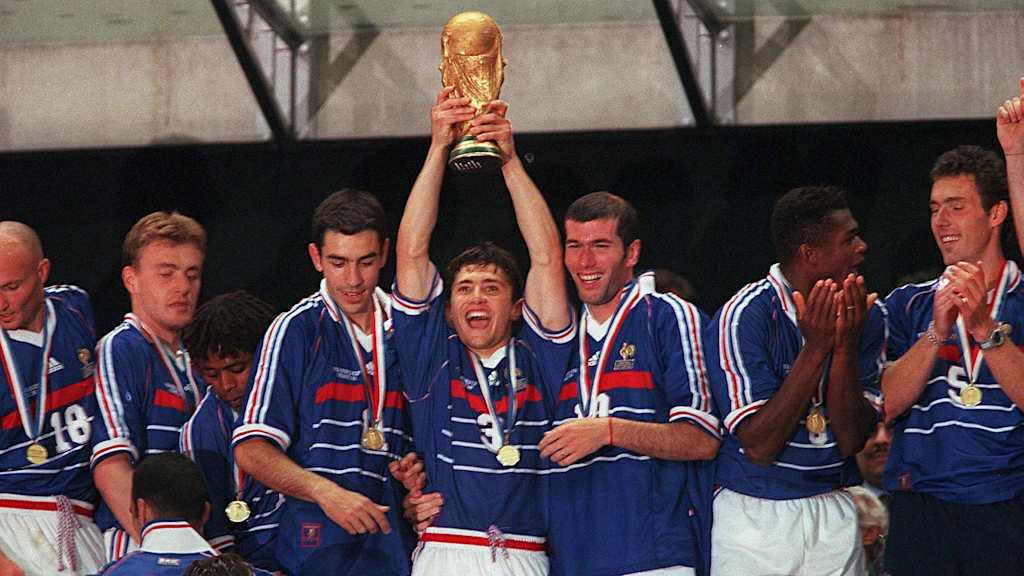 Bixente Lizarazu reißt den WM-Pokal im französischen Trikot vor seinen Teamkollegen in die Höhe