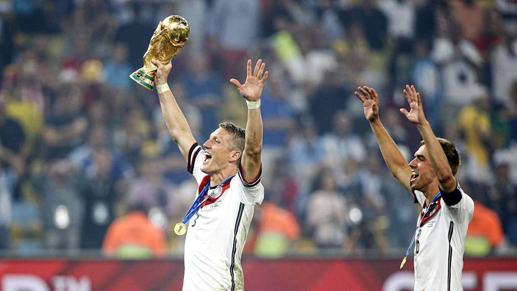 Bastian Schweinsteiger reißt den WM-Pokal jubelnd in die Höhe