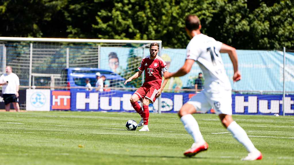 Benno Schmitz führt den Ball am Fuß.