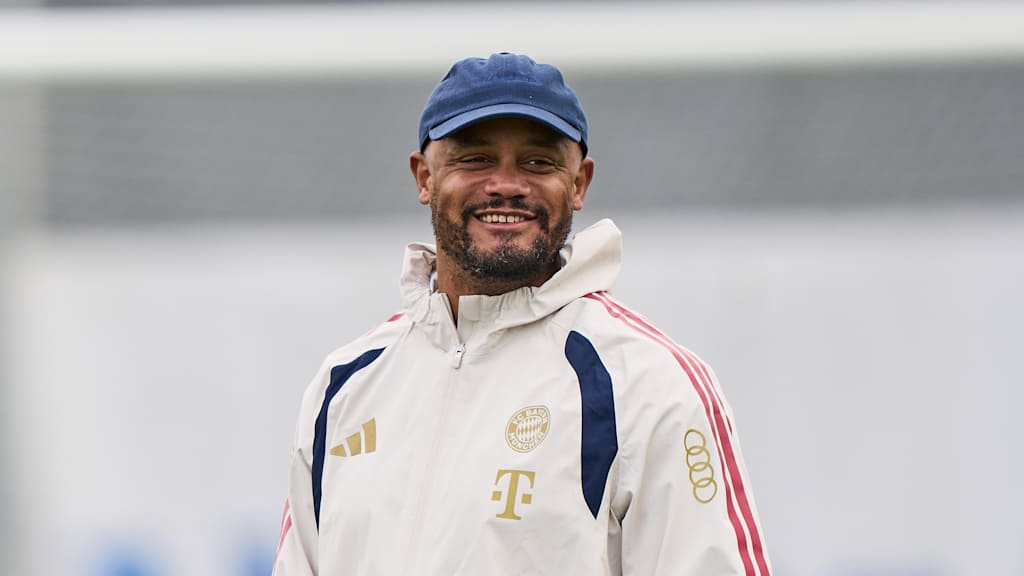 Vincent Kompany lacht im Training des FC Bayern