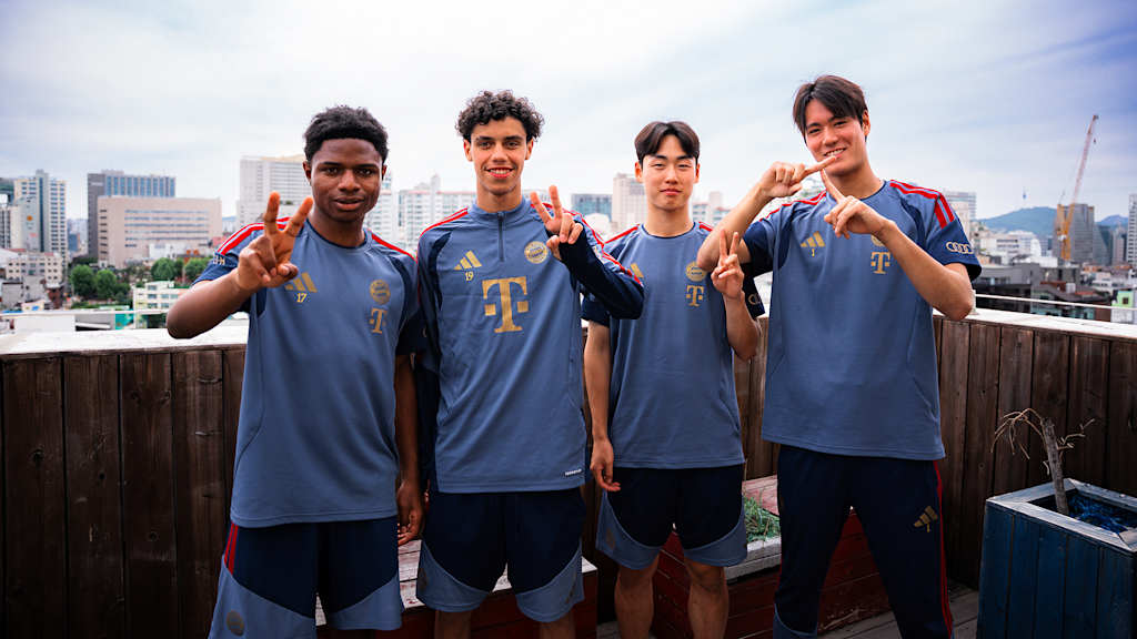 Vier Spieler des World Squad machen Gesten in die Kamera
