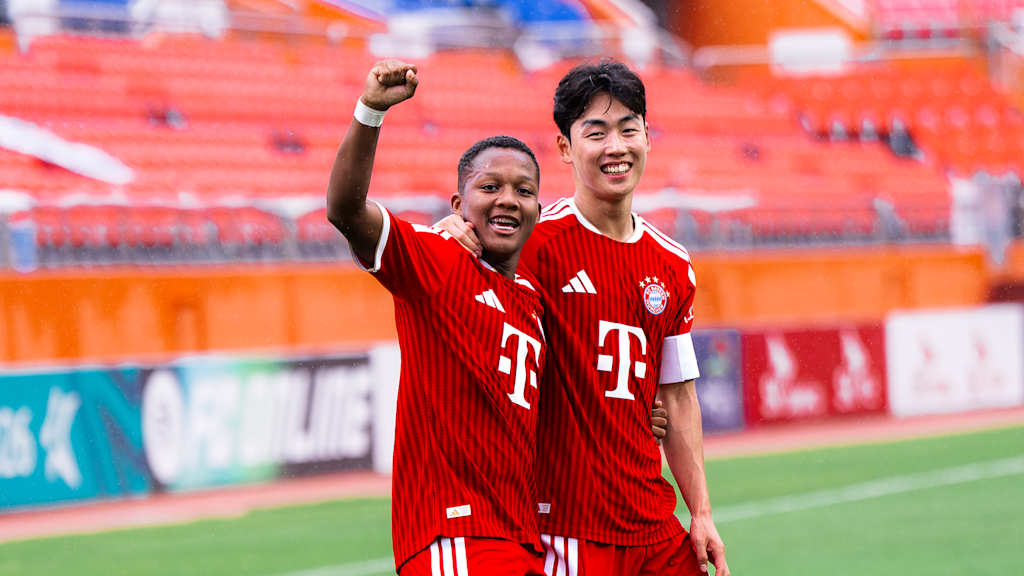 Zwei Spieler des FC Bayern World Squad jubeln