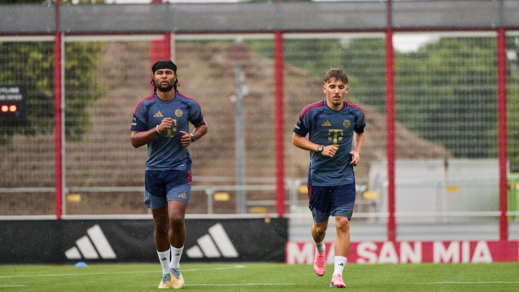 Serge Gnabry und Lennart Karl joggen nebeneinander auf dem Trainingsplatz des FC Bayern
