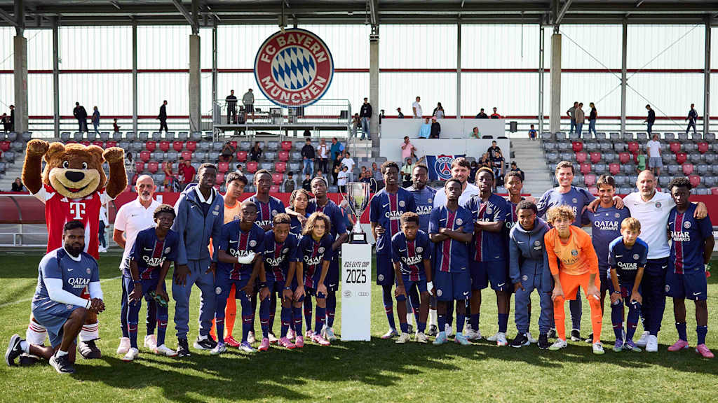 Die U15 von Paris Saint-Germain streckt den Pokal in die Höhe.