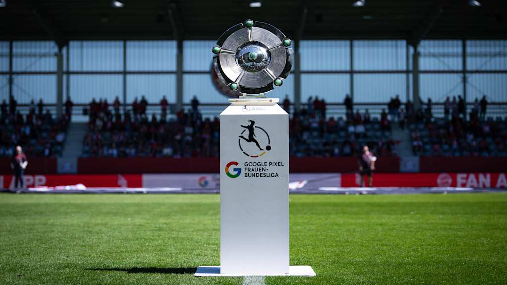 Die Meisterschale der Google Pixel Frauen-Bundesliga auf einem Podest im FC Bayern Campus.