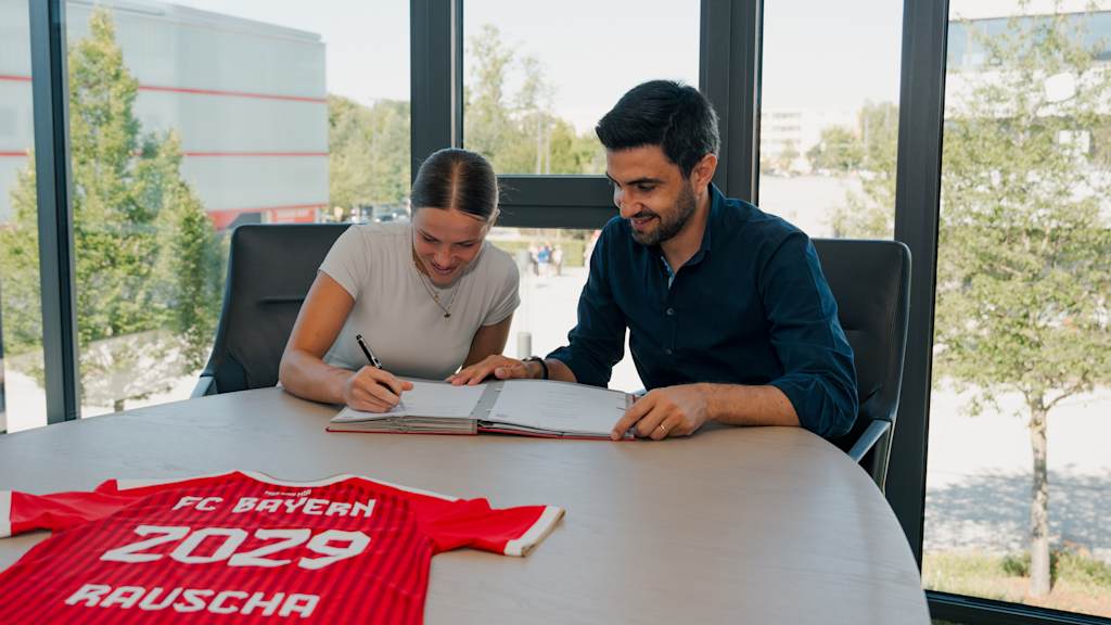 Francisco De Sá Fardilha und Ella Rauscha im Zuge der Vertragsunterschrift am FC Bayern Campus.