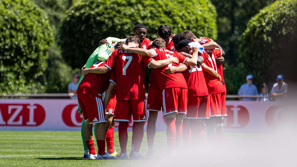 Die FC Bayern Amateure machen einen Mannschaftskreis vor dem Spiel.