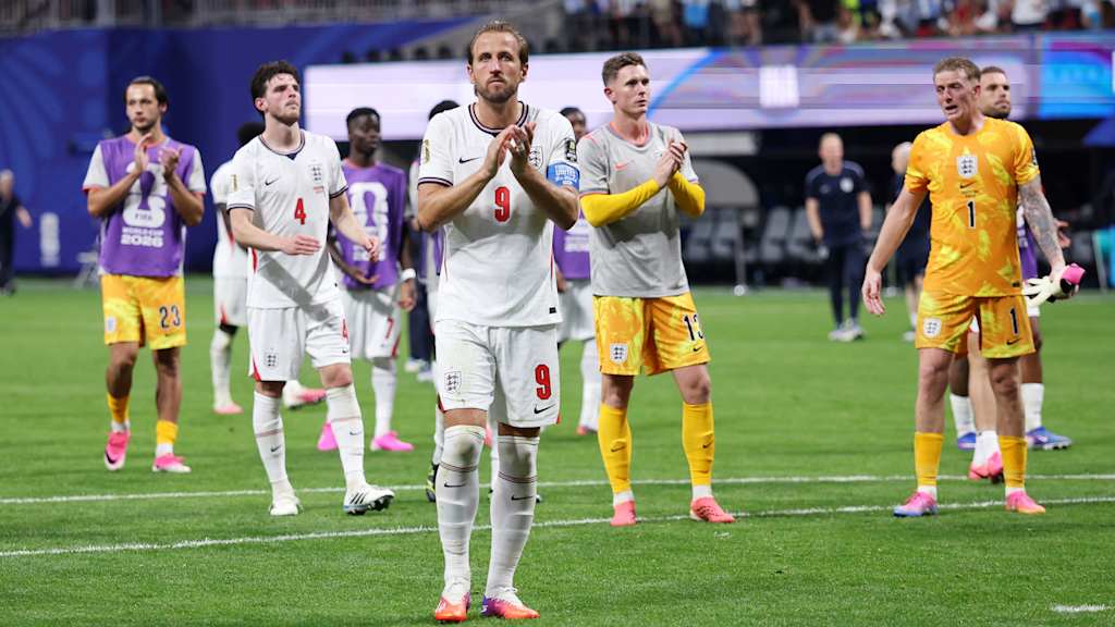 Die englische Mannschaft um Harry Kane bedankt sich enttäuscht bei den Fans nach dem WM-Aus gegen Argentinien
