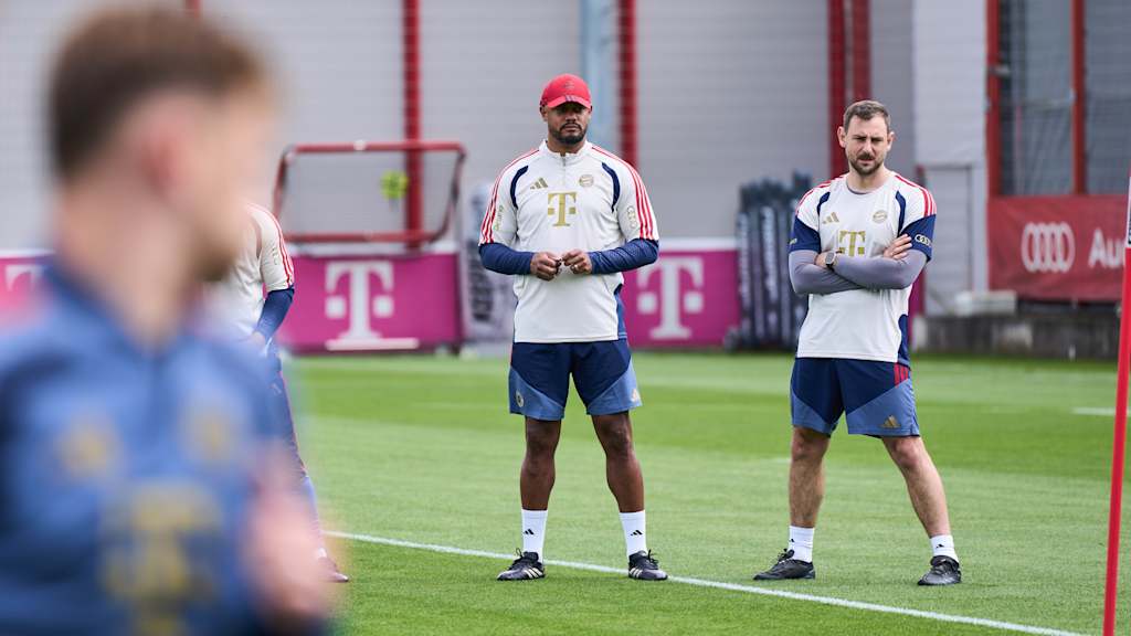 Kompany in Weiß auf dem Trainingsplatz