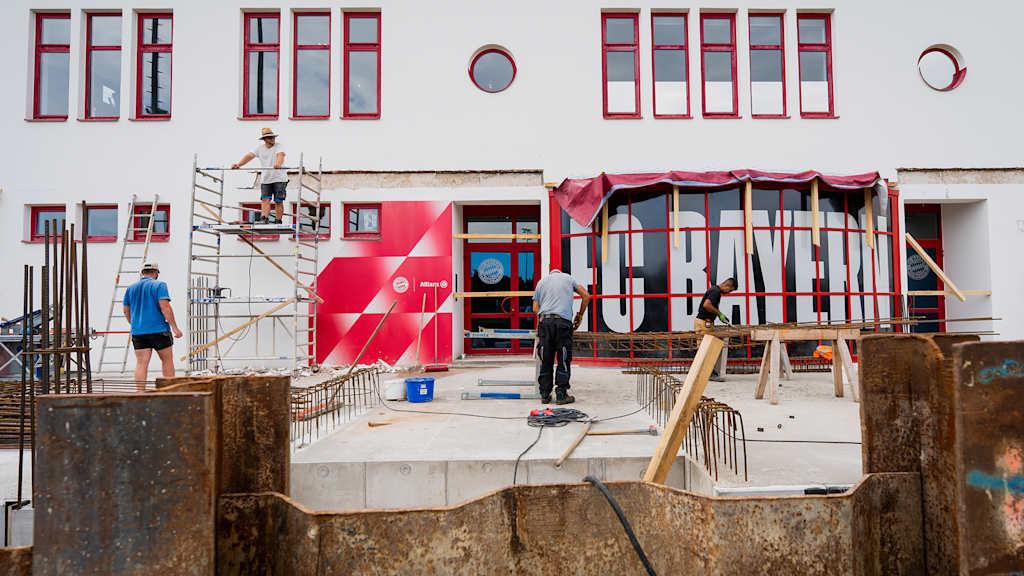Blick auf Bauarbeiter vom an der Baustelle vor dem Profihaus des FC Bayern an der Säbener Straße