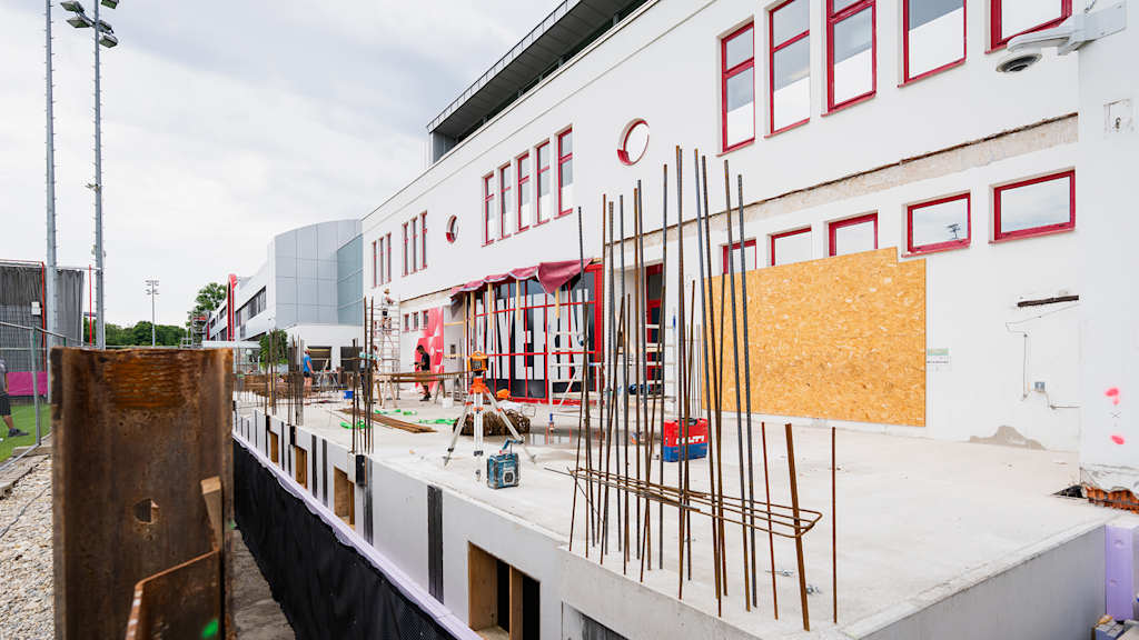 Baustelle vor dem Profihaus des FC Bayern, wo ein neuer Anbau am Leistungszentrum entsteht