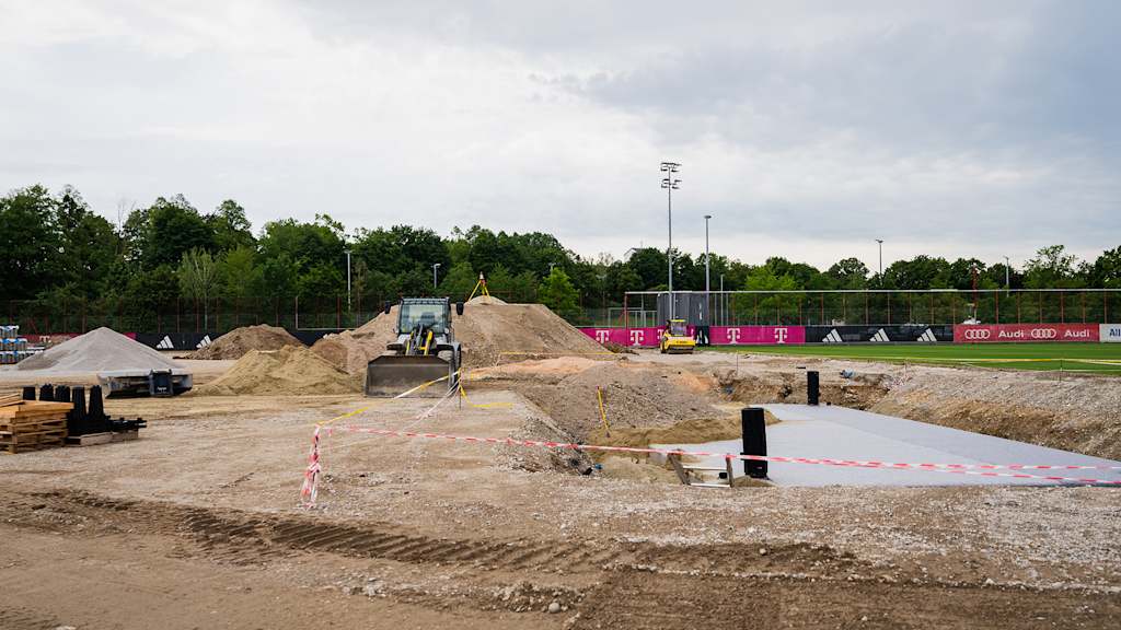 Baustelle an der Säbener Straße. In einem Erdloch ist ein Entwässerungssystem zu sehen