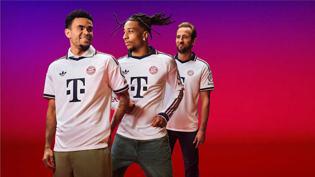 Luis Díaz, Michael Olise und Harry Kane im neuen FC Bayern Auswärtstrikot 2026/27 im Retro-Look in schlichtem Weiß mit Polo-Kragen und rot-marineblauen Details