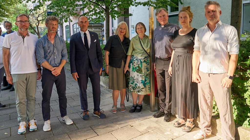 Teilnehmer einer Führung zu Erinnerungszeichen für Opfer des Nationalsozialismus in der Münchner Innenstadt