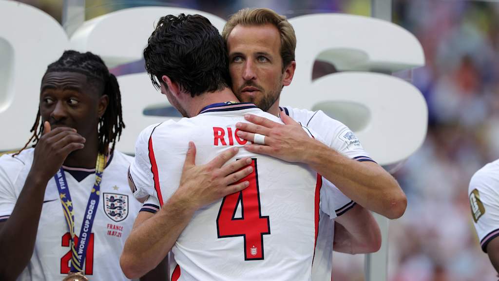 Harry Kane umarmt seinen Mitspieler Rice