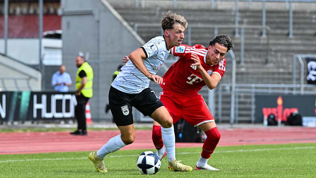 Adam El Chaar im Zweikampf um den Ball mit seinem Gegenspieler.