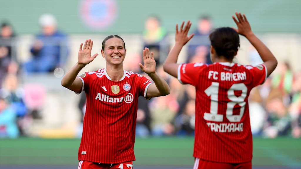 Klara Bühl und Momoko Tanikawa bejubeln ein Tor.