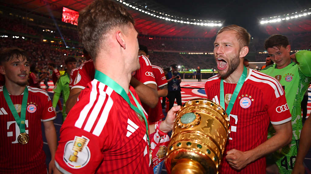 Konrad Laimer jubelt nach dem Sieg des FC Bayern im DFB-Pokalfinale gegen den VfB Stuttgart.