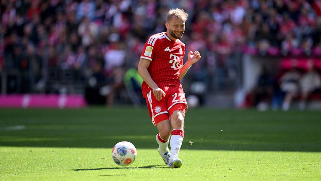 Konrad Laimer spielt einen Pass im Bundesliga-Heimspiel des FC Bayern gegen den 1. FC Köln.