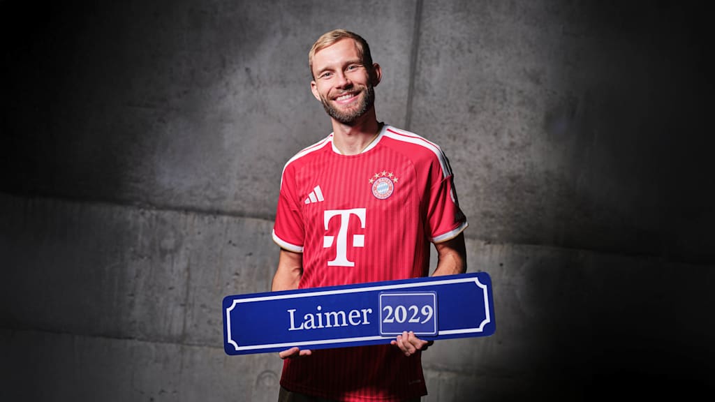 Konrad Laimer bei seiner Vertragsverlängerung im roten Trikot