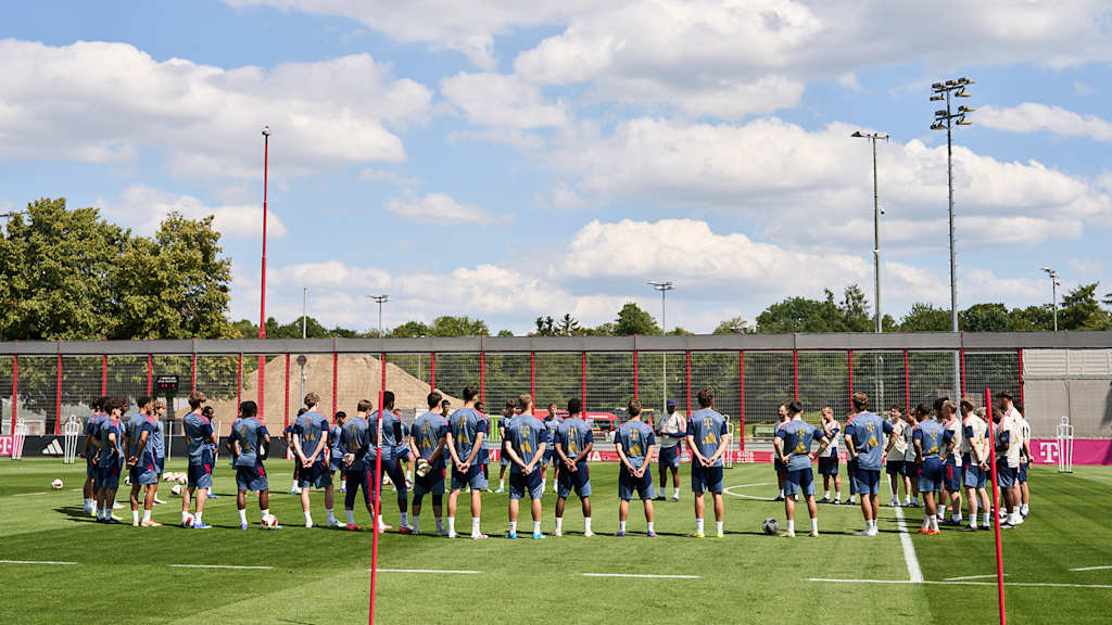 Coach Kompany hält eine Ansprache vor den Spielern des FC Bayern Campus.