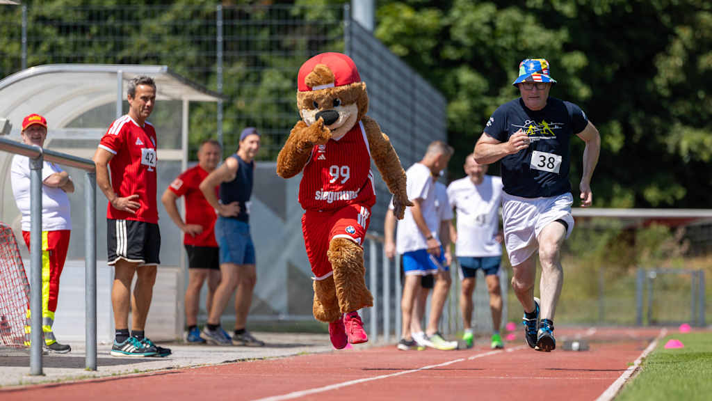 Maskottchen Ben beim Deutschen Sportabzeichen am FC Bayern Campus