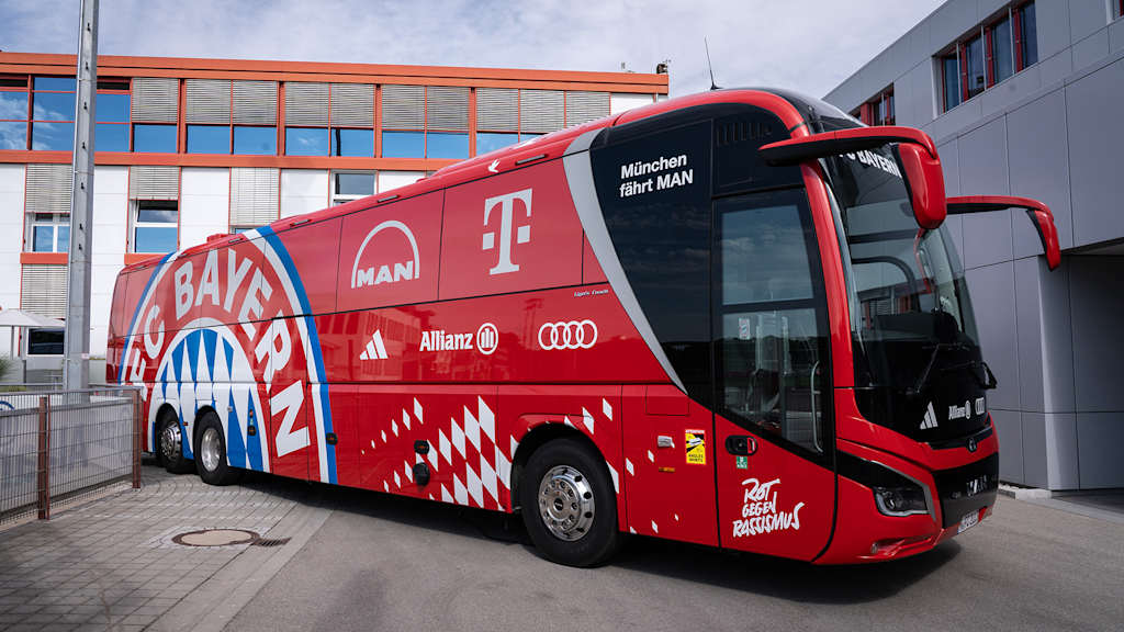 Der neue MAN-Mannschaftbus des FC Bayern parkt an der Säbener Straße