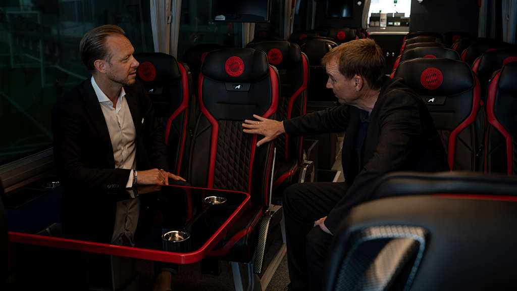 MAN-Vorstand Michael Kobriger und FC Bayern Marketing-Vorstand Rouven Kasper im Inneren des neuen MAN-Mannschaftbus des FC Bayern