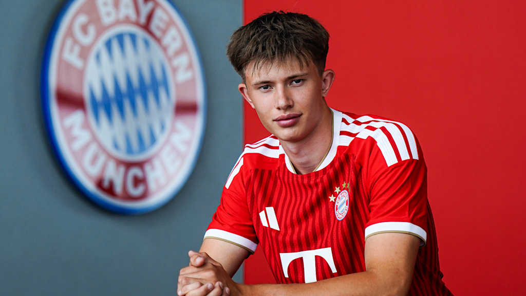 Matouš Srb im roten FC Bayern Heimtrikot.