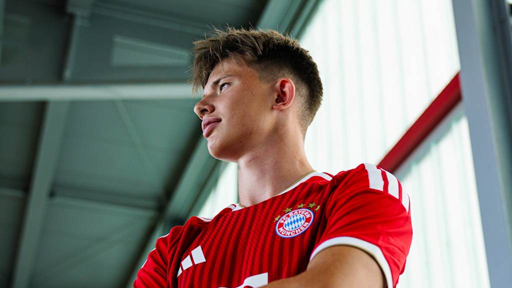 Matouš Srb steht im FC Bayern Heimtrikot in der Spielstätte des Campus.