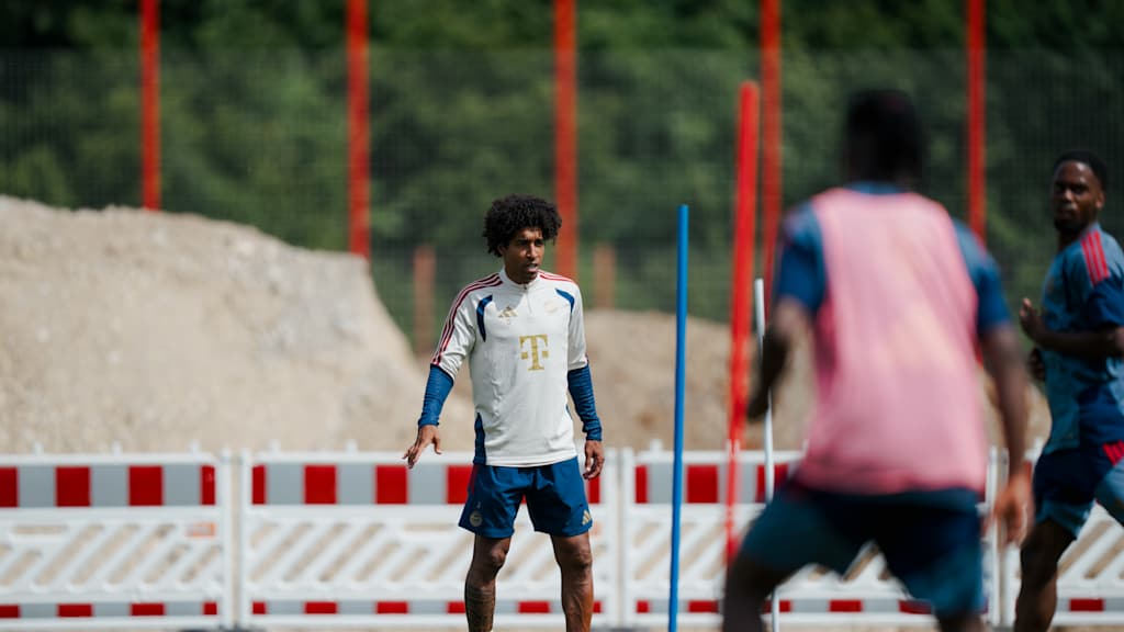 Cheftrainer Dante coacht seine Spieler im Training