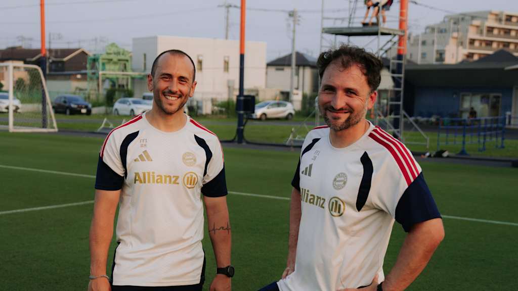 José Barcala und Adrián Negro während einer Trainingseinheit der FC Bayern Frauen in Japan.