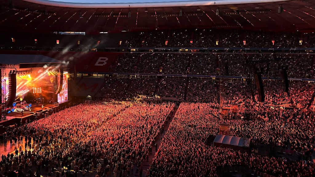 Inenenraum der Allianz Arena während eines Gund N Roses Konzerts