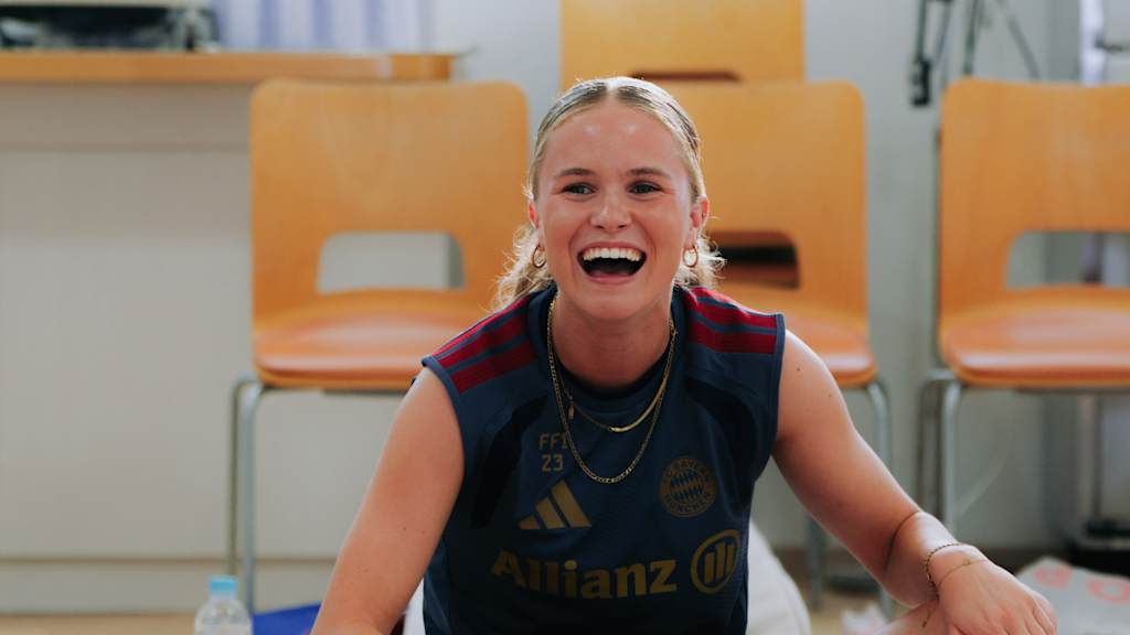 Sophie Proost lächelnd während einer Einheit der FCB-Frauen in Japan.