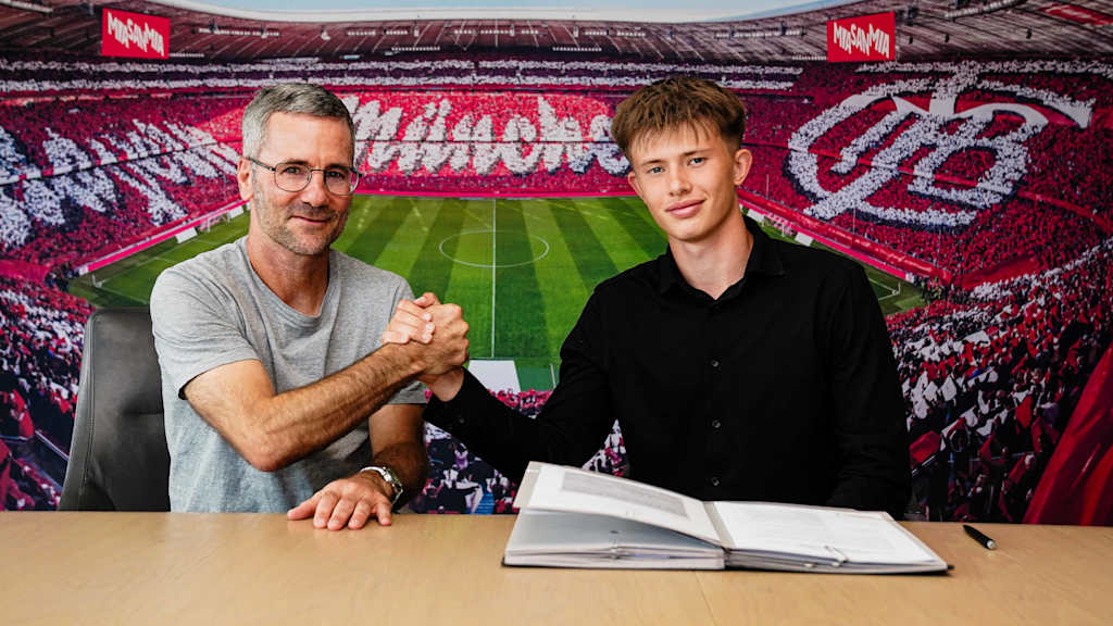Michael Wiesinger (li.) und Matouš Srb (re.) machen einen Handshake.