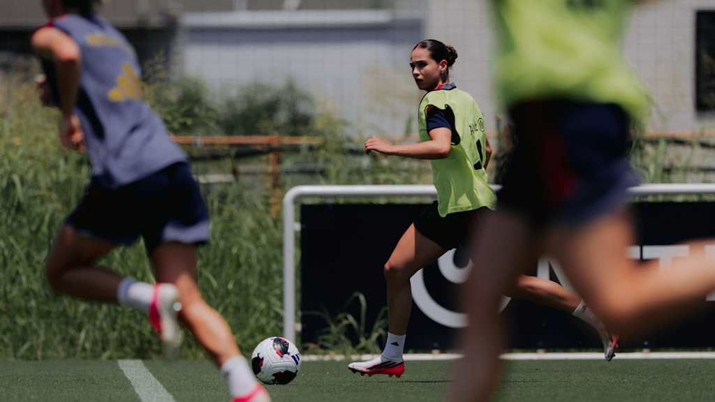 Kassandra Potsi im Training mit Ball.