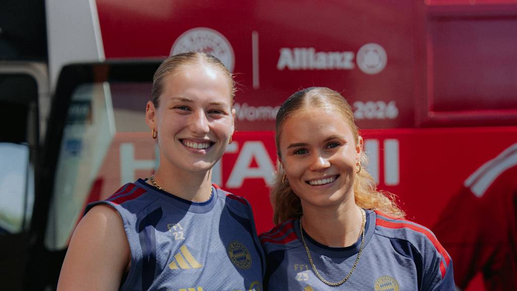 Regina van Eijk und Sophie Proost lächelnd
