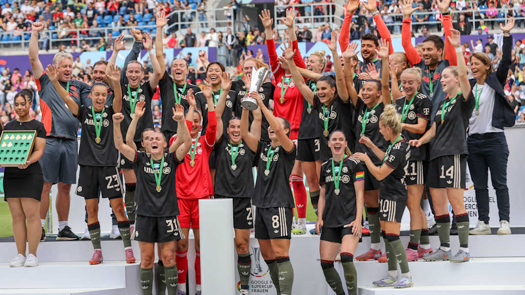 Die FC Bayern Frauen bejubeln den Supercup 2025.
