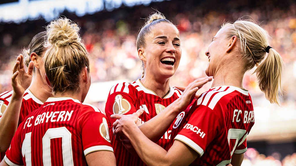 Giulia Gwinn und Pernille Harder jubeln während des DFB-Pokal-Finales der FC Bayern Frauen gegen den VfL Wolfsburg