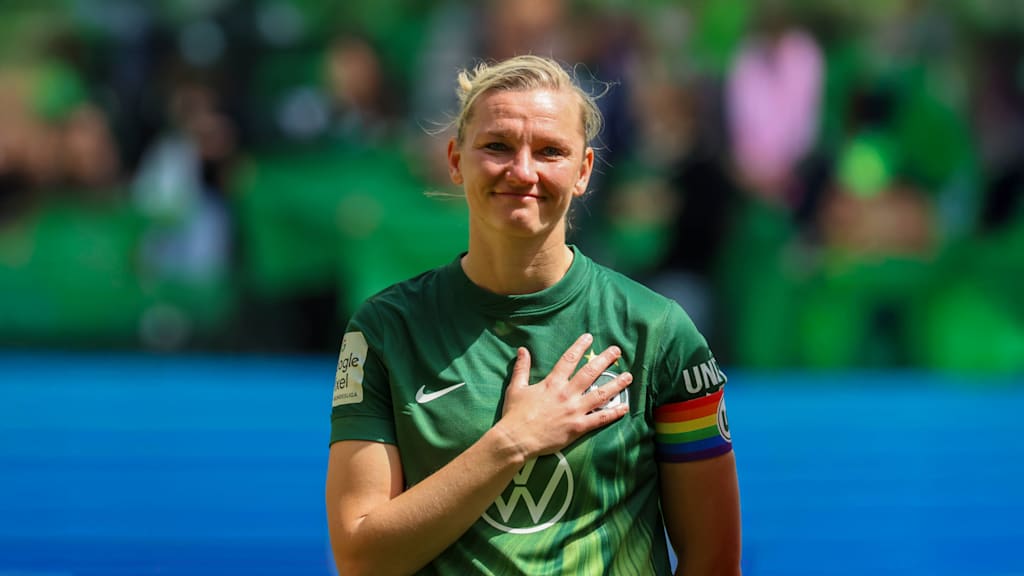 Alexandra Popp fasst sich an das Herz.