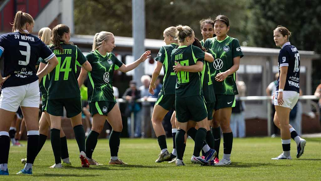 Die Spielerinnen des VfL Wolfsburg bejubeln den Testspielsieg gegen den SV Meppen.