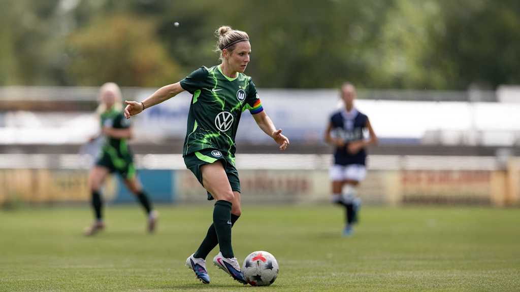 Svenja Huth dribbelt im Trikot des VfL Wolfsburg.