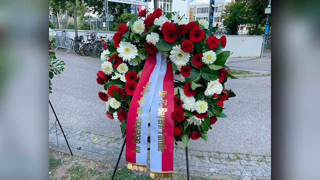 The FC Bayern wreath at the OEZ