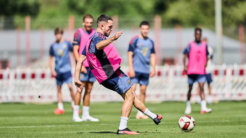Arijon Ibrahimovic passt den Ball im Training des FC Bayern