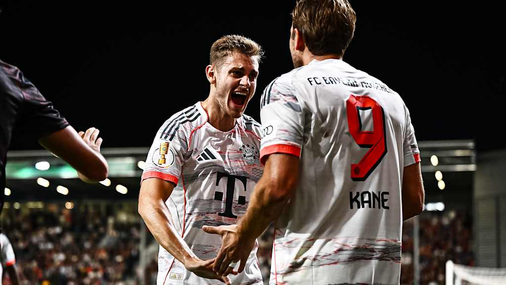 Josip Stanišić und Harry Kane bejubeln den Siegtreffer des Engländers während des DFB-Pokalspiels des FC Bayern beim SV Wehen Wiesbaden