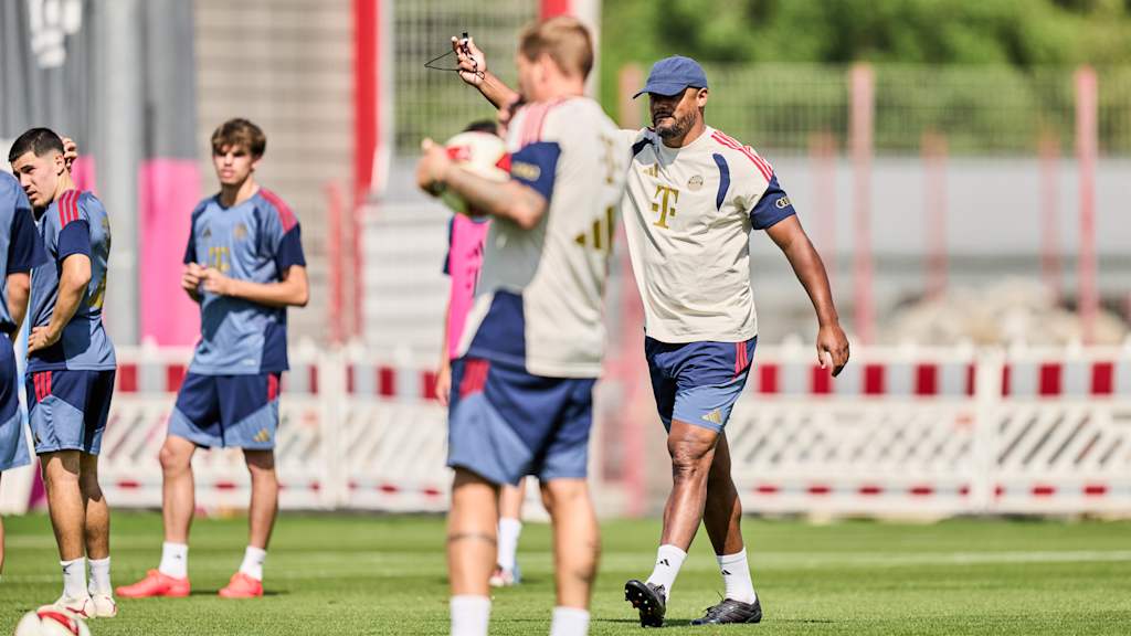 Vincent Kompany in Weiß im Bayern-Training