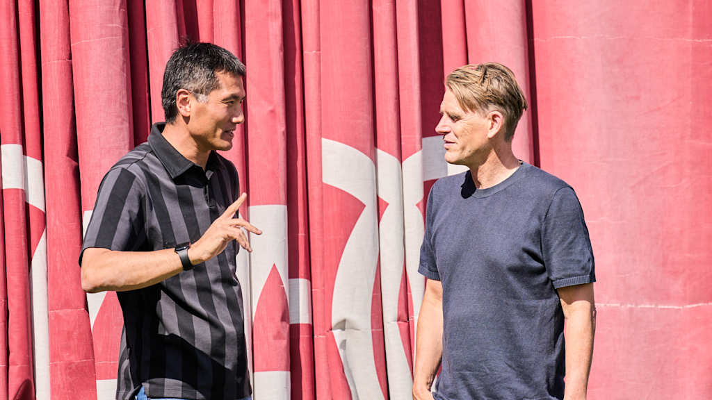 Shao Jiayi redet mit Christoph Freund.