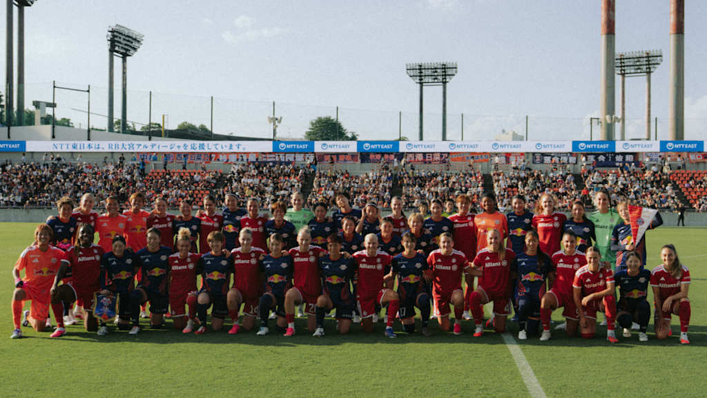 Die FC Bayern Frauen und RB Omiya vor der Partie beim gemeinsamen Foto.